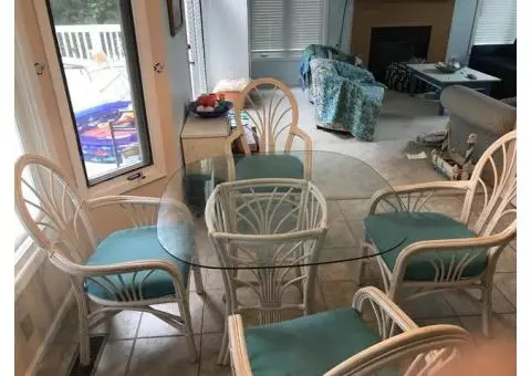 wicker kitchen table with glass top (42') and 4 chairs